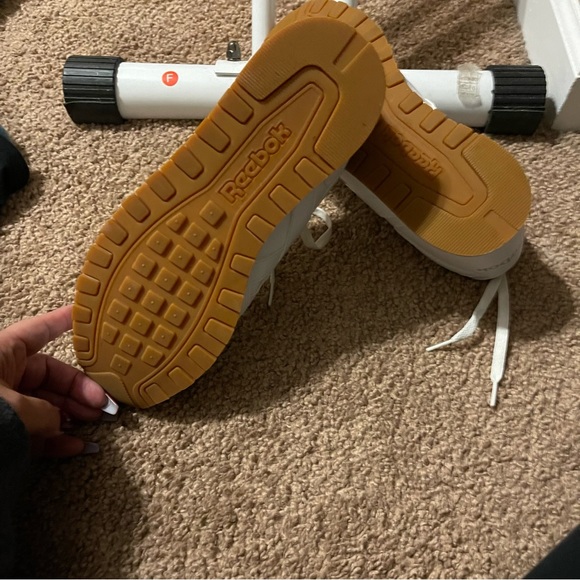 Size 10 like new sneakers - Picture 3 of 4